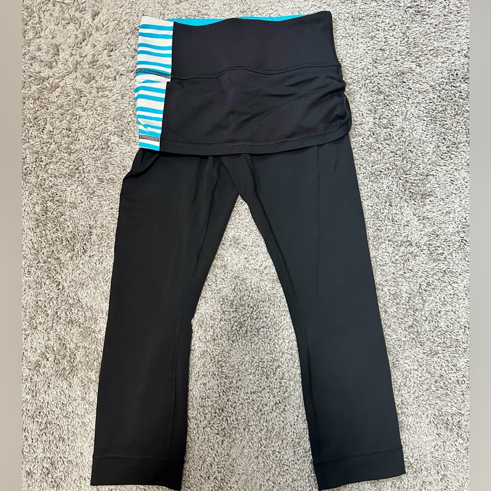LULULEMON SIZE 4 PERFECT CONDITION black with blue white stripe skirt 7/8 crop
